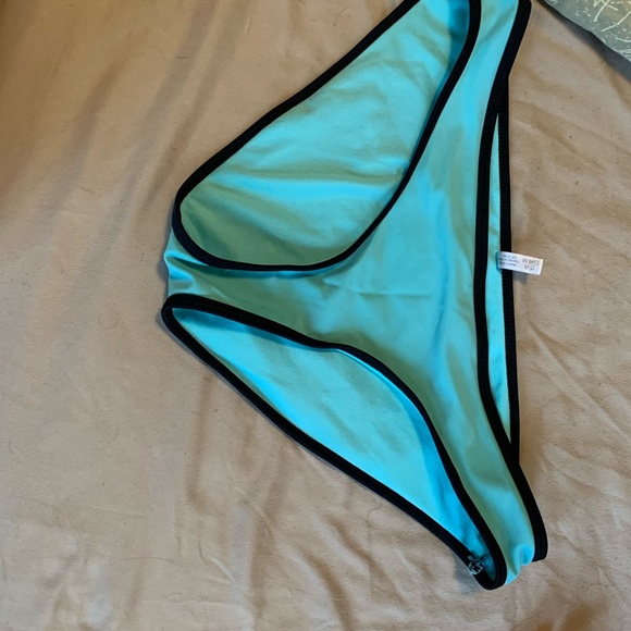 Bikini - Picture 2 of 2